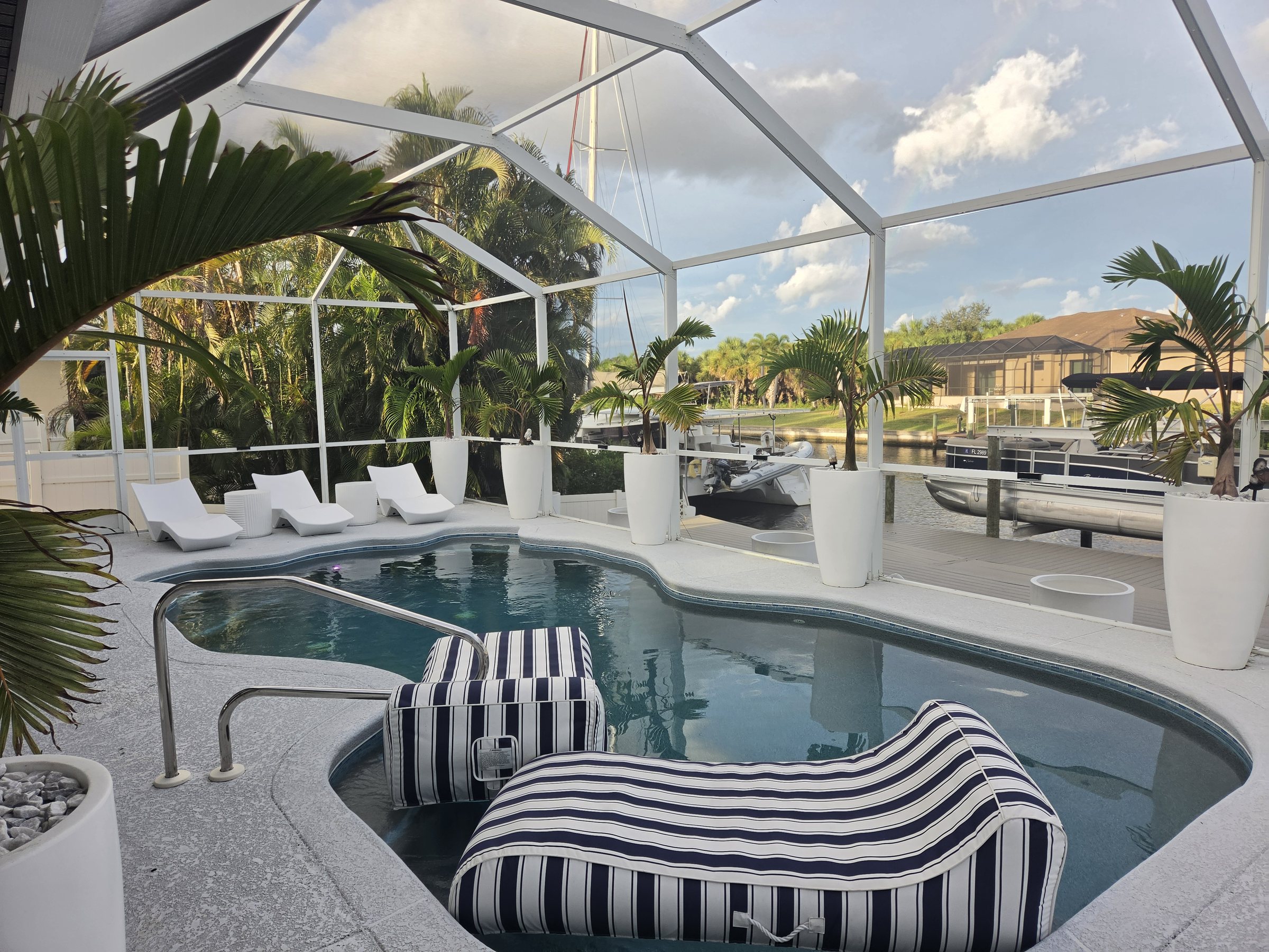 Rebuilt Canal Villa: heated pool on the canal, Port Charlotte