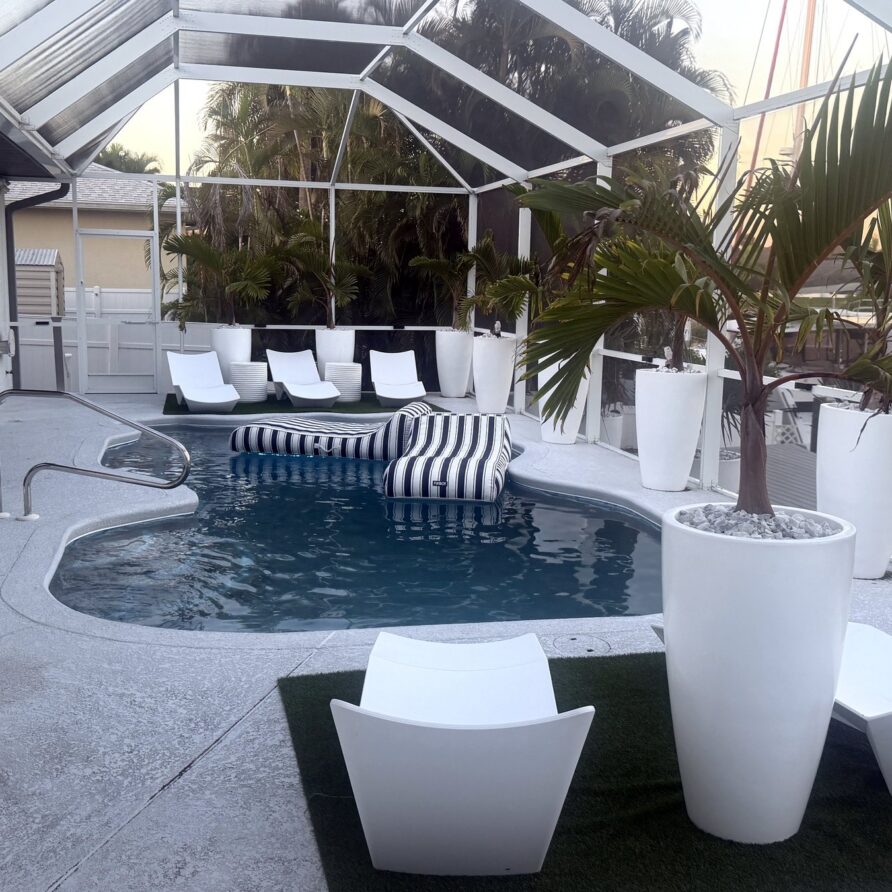 Pool loungers and canal view at sunset — Canal Villa